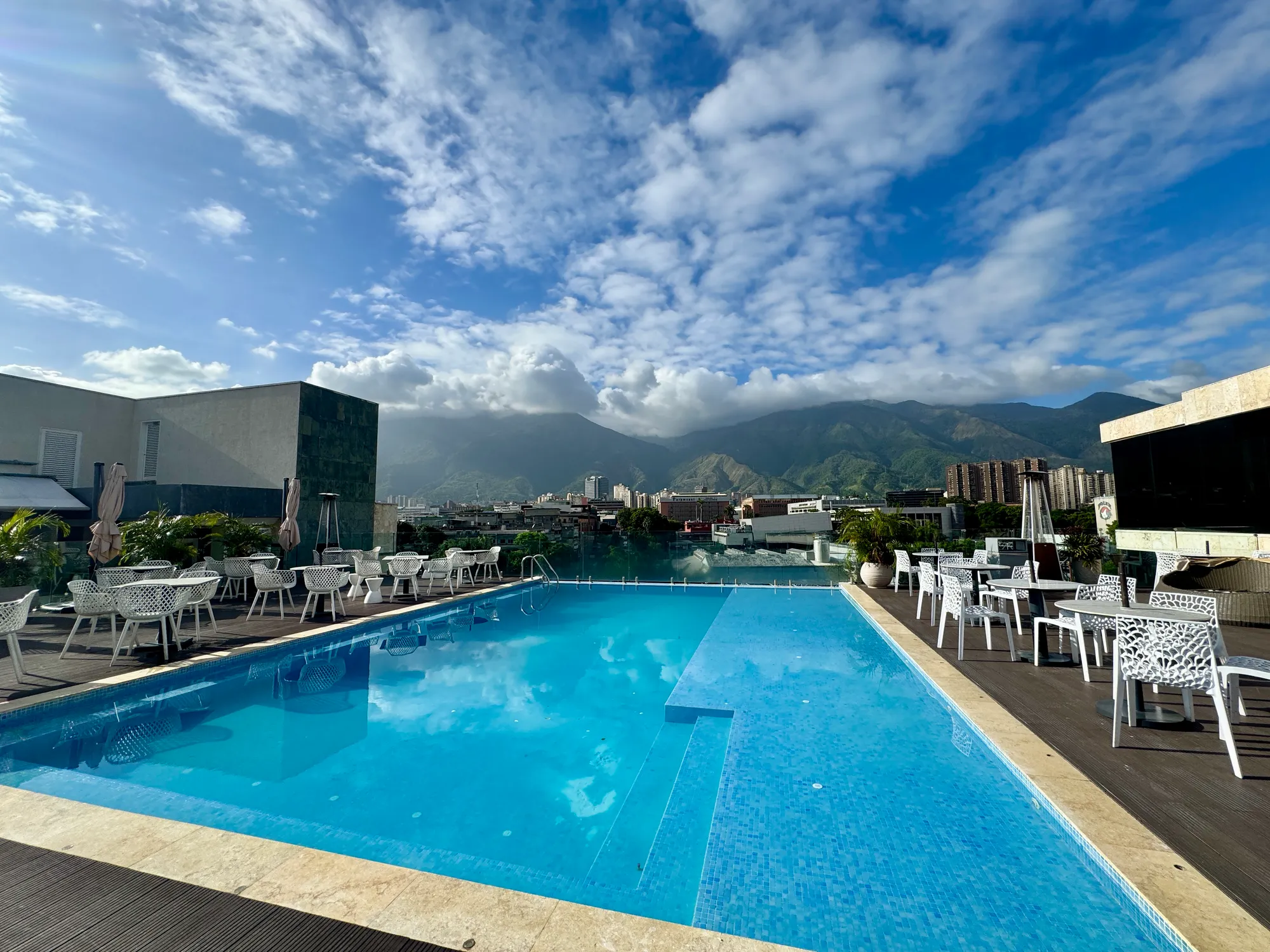 Piscina rooftop panorámica del California Hotel con vista al Ávila